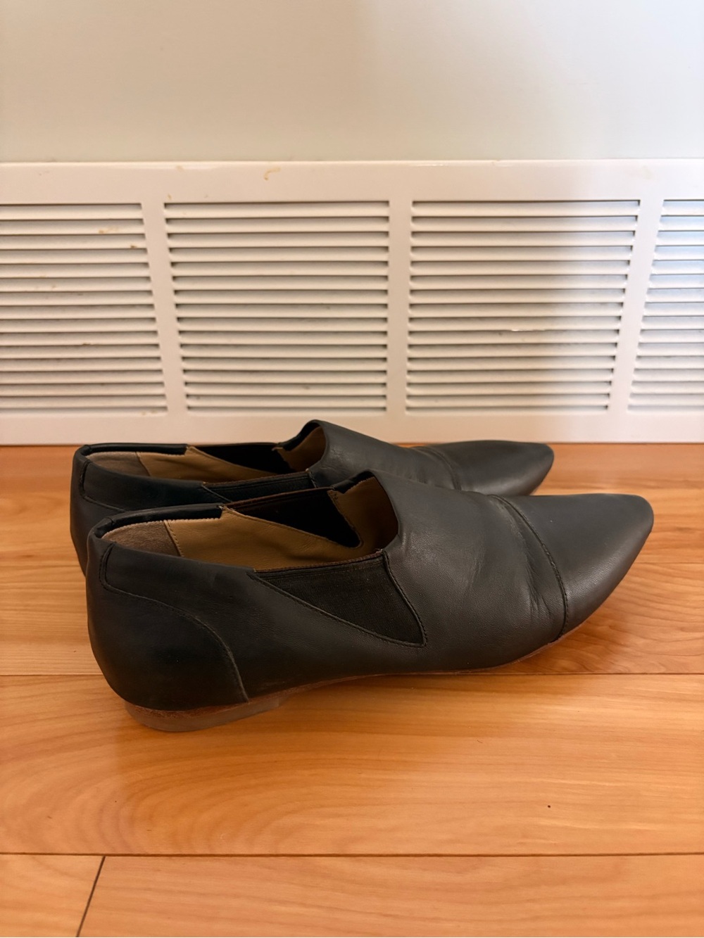 Poppy Barley black pointed flats